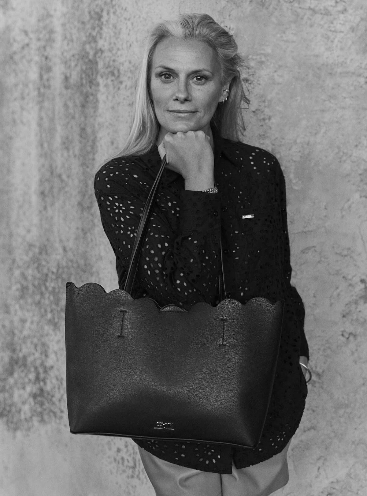 Ochnik campaign look with a scalloped leather tote